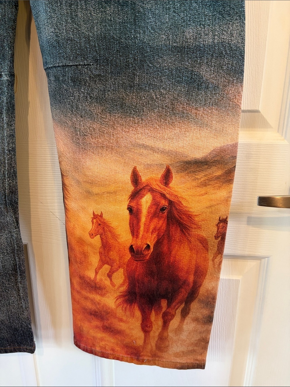 VIBRANTw M.i.U. NWT Blue Barrel Leg Jeans with Brown & Black Horse Print - Picture 8 of 10